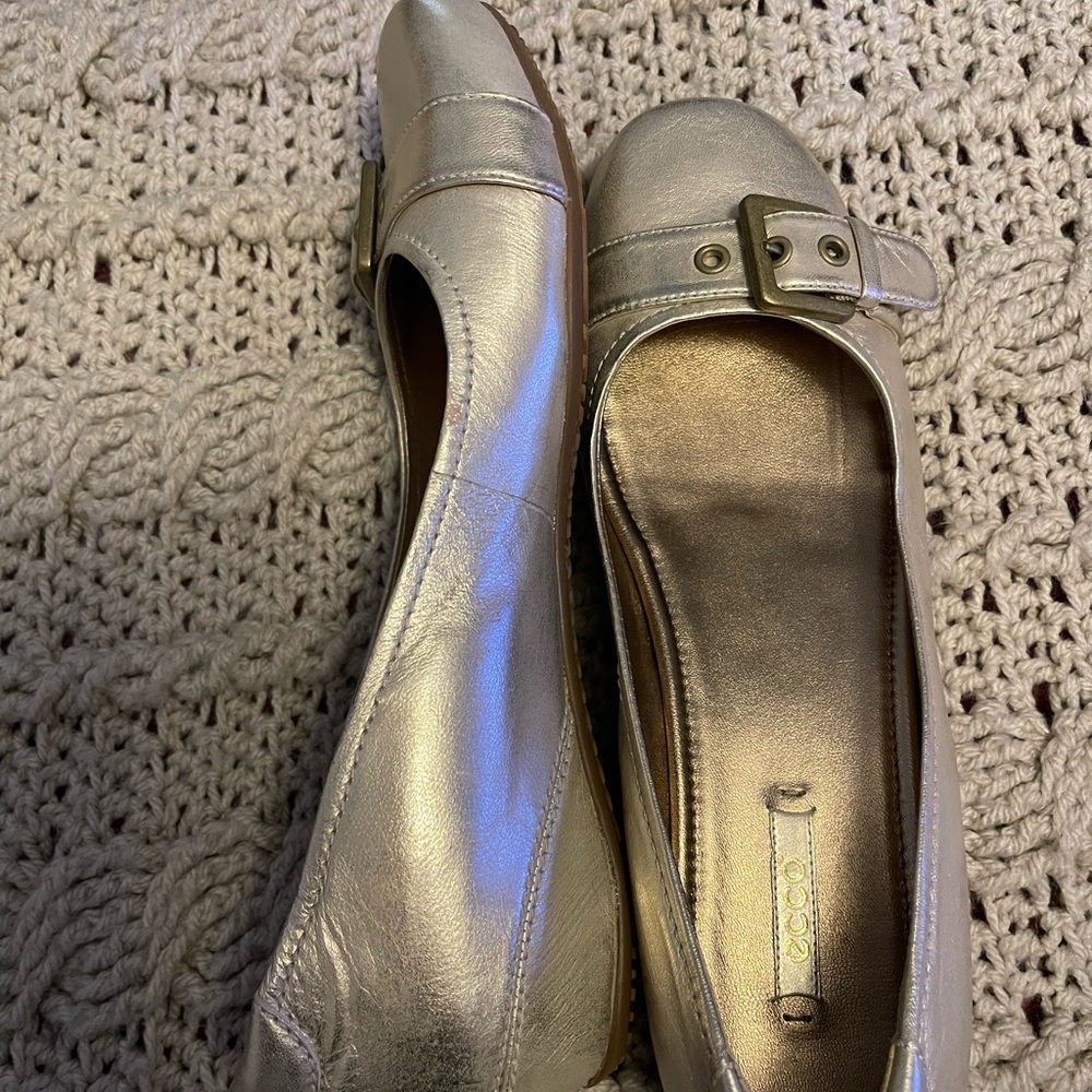 ECCO gold tone flats Size 40 NWOT. ECCO shoes are known for their comfort.